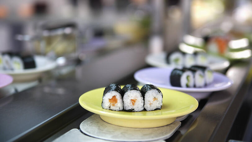 Weil er hundert Teller beim Running Sushi aß, hat der Triathlet Jaroslav Bobrowski jetzt Hausverbot in dem Lokal. Weil er hundert Teller beim Running Sushi aß, hat der Triathlet Jaroslav Bobrowski jetzt Hausverbot in dem Lokal.