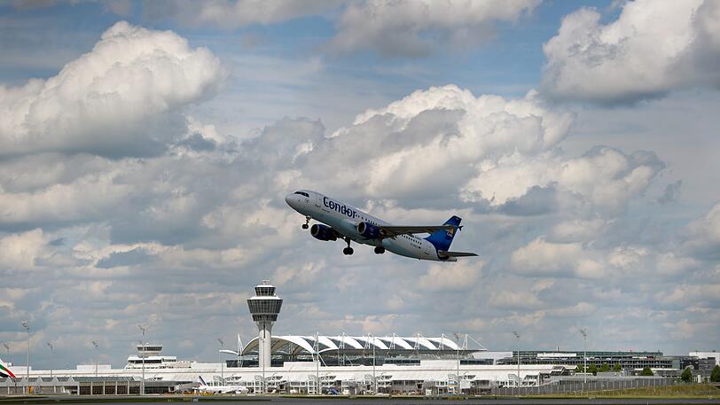 Ein Flugzeug startet vom Flughafen München. (Symbolbild)
