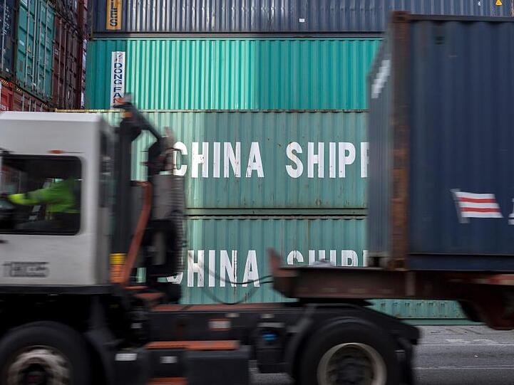Ein Lastwagen fährt im Hafen von Savannah an Containern aus China vorbei.
