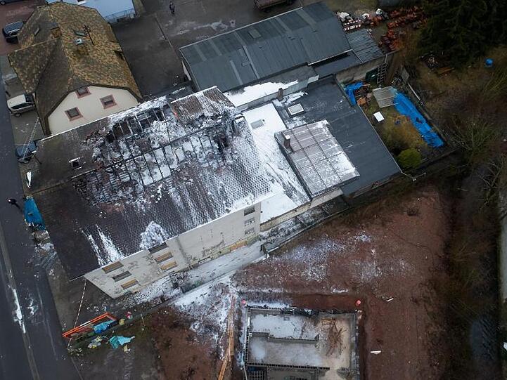 Der Brand wurde von einer Nachbarin bemerkt, die die Feuerwehr alarmierte.