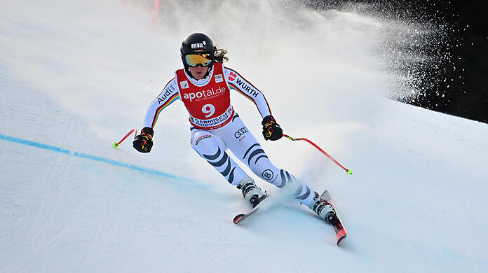 Lokalmatadorin im Anflug: Kira Weidle hält beim Heimspiel auf der Kandahar in Garmisch die deutsche Fahne hoch.