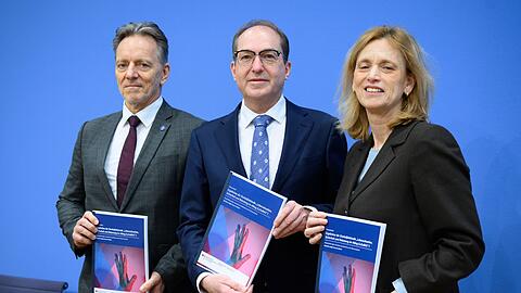 In einem Punkt waren sich Bundesinnenminister Alexander Dobrindt (CSU), Bundesfamilienministerin Karin Prien (CDU) und BKA-Pr&auml;sident Holger M&uuml;nch einig: Die Anzeigequote bei Gewalt durch Partner ist zu niedrig.