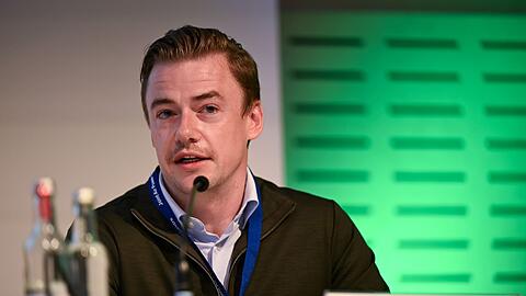 Stark-Defence-Manager Josef Kranawetvogl auf einem Podium der R&uuml;stungsmesse Eudex.