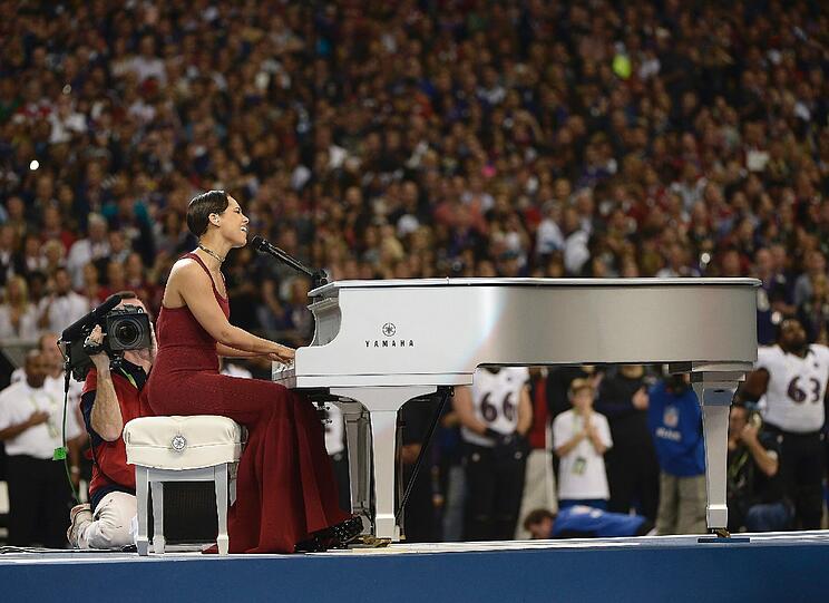 Die große Alicia Keys sang vor dem Spiel die Nationalhymne.