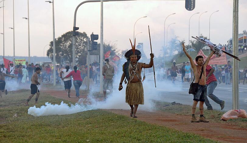 Straßenschlachten zwischen Ureinwohnern und gepanzerten Polizeieinheiten in Brasília: Die irren Bilder.
