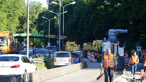 Seit Montagfrüh ist der Isarring Richtung Schwabing auf eine Spur verengt. Und schon bricht im Berufsverkehr das Stau-Chaos aus. Die Bilder vom Mega-Stau.