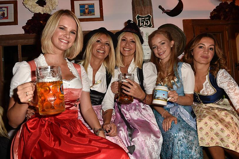 Geballte Blondinen-Power im Käfer-Zelt: Am Mittwochabend feierten Monica Ivancan, Giulia Siegel, Sonja Kiefer, Maria Vidal, Aysen Bitzer, Annette Zierer und Sabine Piller mit Hairstylistin Ayse Auth. Die schönsten Bilder sehen Sie hier.