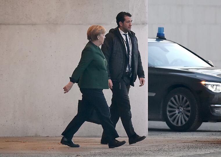 Die Parteichefs verlassen am Sonntag kurz nacheinander das Bundeskanzleramt.