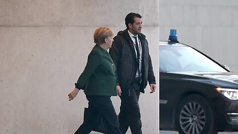 Die Parteichefs verlassen am Sonntag kurz nacheinander das Bundeskanzleramt.