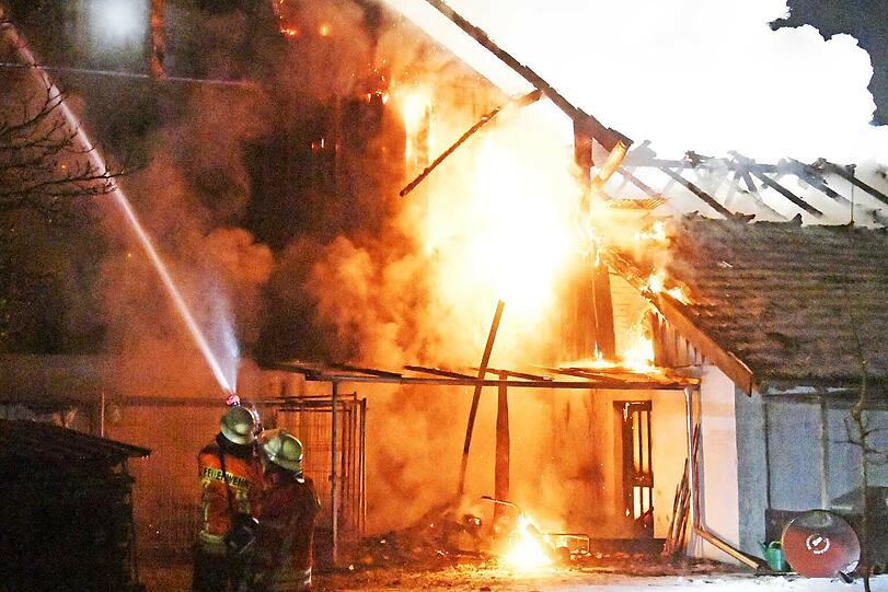 Die Feuerwehr musste bei minus elf Grad gegen die Flammen ankämpfen. Die Bilder vom Einsatz.