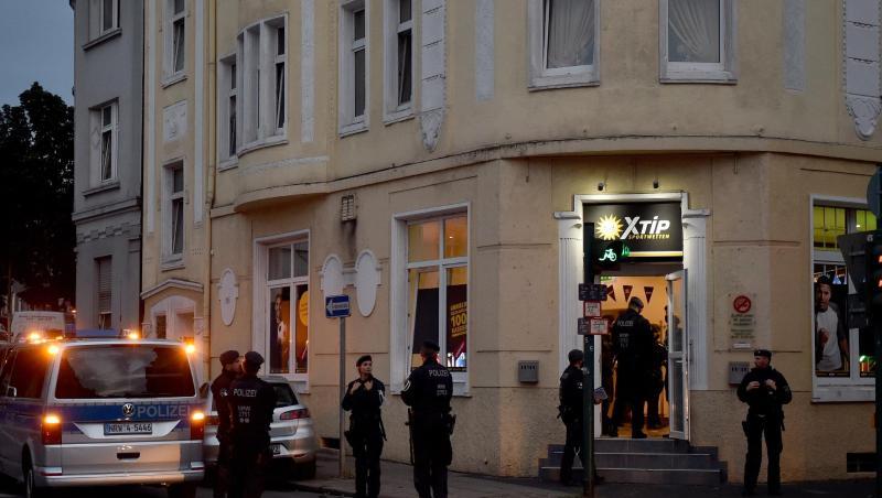 Polizisten stehen während einer Razzia vor einem Wettbüro. Polizisten stehen während einer Razzia vor einem Wettbüro.