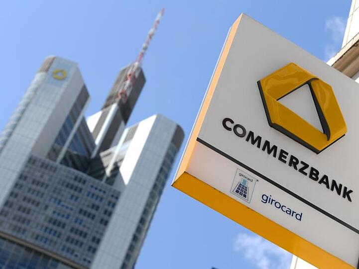 Ermittler haben Geschäftsräume der Commerzbank in Frankfurt durchsucht.
