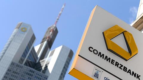 Ermittler haben Geschäftsräume der Commerzbank in Frankfurt durchsucht.
