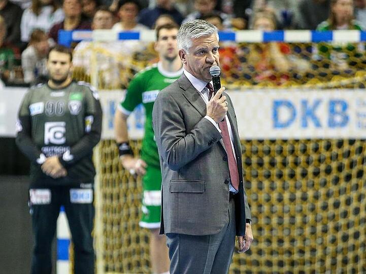 Frank Steffel (r), Präsident der Füchse Berlin, bittet um eine Schweigeminute vor Spielbeginn für den zu Tode gekommenen Fan.