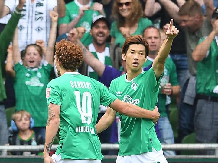 "Yuya ist ein Top-Spieler", lobte Werder-Trainer Kohfeldt den Doppelpacker Osako (r).