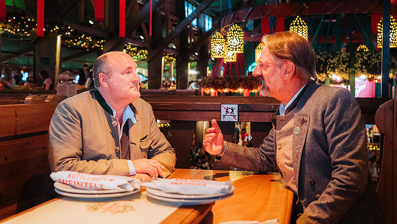 Sebastian Kuffler (l.) vom Weinzelt hat Rupprecht viele Geheimnisse über die Wiesn erzählt. Er war sofort Feuer und Flamme für das Buch. Sebastian Kuffler (l.) vom Weinzelt hat Rupprecht viele Geheimnisse über die Wiesn erzählt. Er war sofort Feuer und Flamme für das Buch.