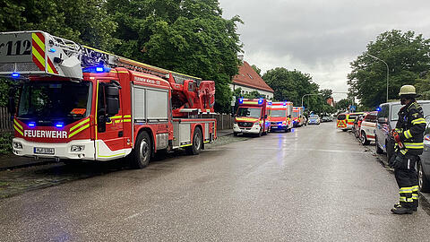 Die Feuerwehr beim Einsatz im vergangenen Sommer: Jemand hatte in der Schule Reizgas versprüht. 38 Personen klagten anschließend über tränende Augen und Husten. Die Feuerwehr beim Einsatz im vergangenen Sommer: Jemand hatte in der Schule Reizgas versprüht. 38 Personen klagten anschließend über tränende Augen und Husten.