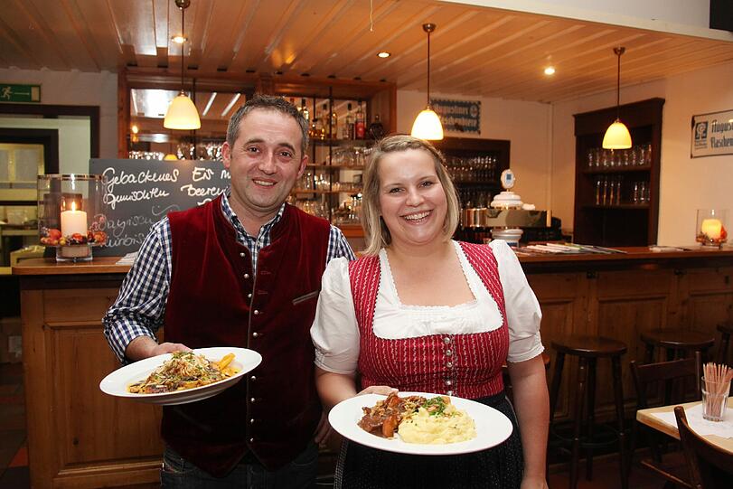 Calin Brezean (35) und Anna Sperl (27) sind die neuen Wirte im &bdquo;Alten Kreuz&ldquo; &ndash; und auch privat ein Paar.