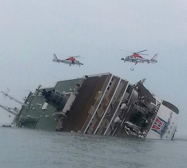 Ins Wasser geneigt liegt die Fähre zwischen der Insel Jindo und dem südkoreanischen Festland.