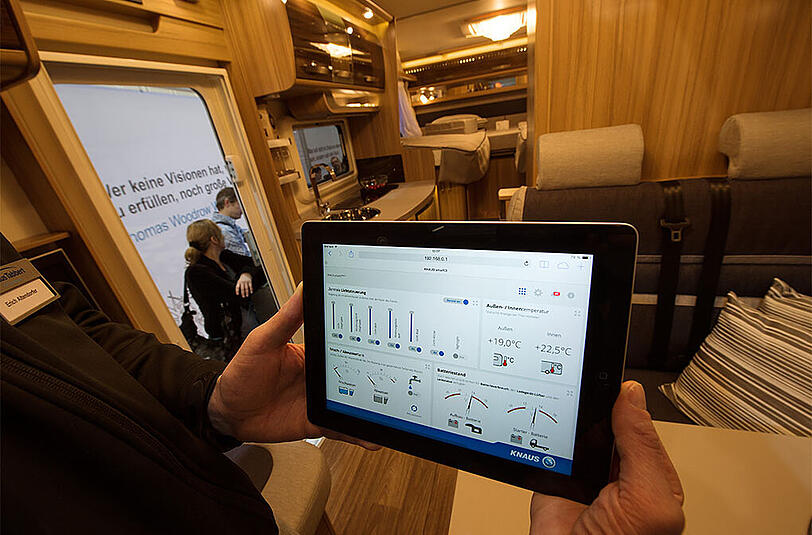 Mit dem Tablet lassen sich Parameter wie Temperatur, Licht und vieles mehr anzeigen und auch verändern. Die Caravan-Branche verzeichnete in den letzten Jahren einen enormen technischen Schub.