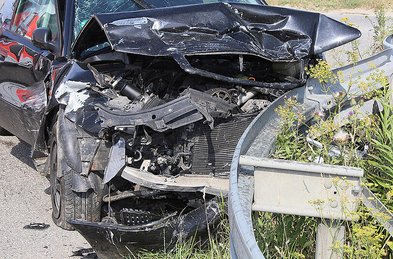 Bilder vom Unfall in Ampfing. Ein 29-jähriger Mann überfuhr ein "Stop"-Schild und kollidierte mit einem anderen Wagen. Danach entfernte er sich vom Unfallort.