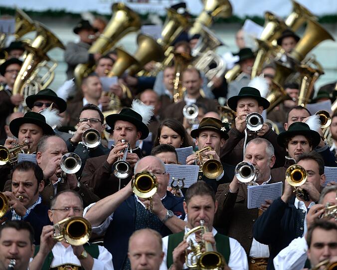 Perfektes Wiesn-Wetter für das Standkonzert: Seit 1985 versammeln sich die Musikkapellen aller Oktoberfestzelte am mittleren Wiesnsonntag zum Blasmusikkonzert auf den Stufen der Patrona Bavariae. Die Bilder.