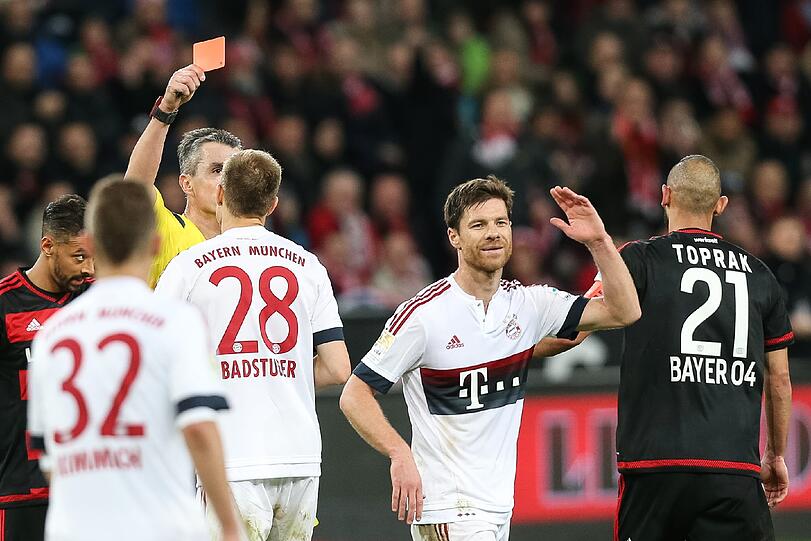 XABI ALONSO NOTE 5: Aufbauspieler vor der Abwehr. Streckte sich einmal selbst nieder (40.) - was sagt man dazu? Ein Eigenfoul? Sah nach 78 Minuten Gelb für ein Foul an Brandt, nach dem weiteren Foul gegen Chicharito in Minute 84 Gelb-Rot. Gesperrt in Augsburg am Sonntag.