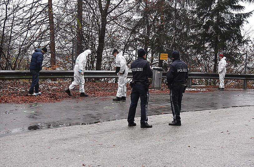Spurensicherer am Tatort in Söll. Der Grieche war regelrecht hingerichtet worden.