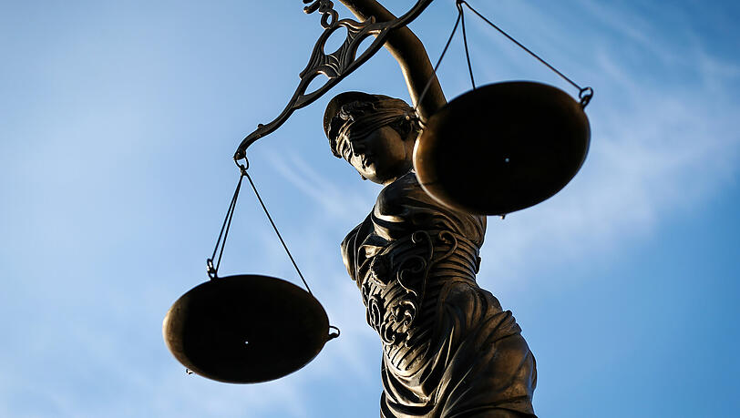Zwei Männer müssen sich nach einem tödlichen Überfall auf einen Rentner wegen Mordes verantworten. Zwei Männer müssen sich nach einem tödlichen Überfall auf einen Rentner wegen Mordes verantworten.