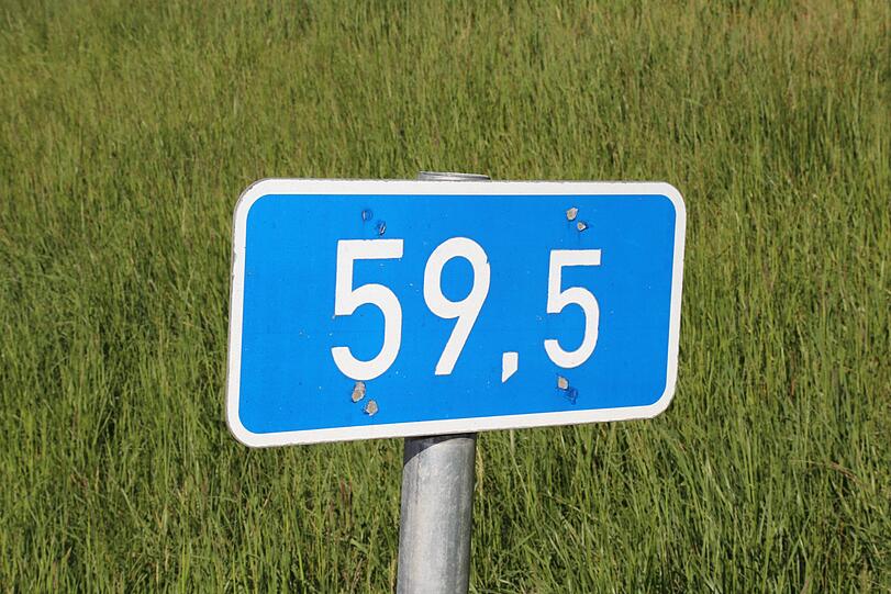 Der Autobahnabschnitt ist mit Schrott-Teilen übersät - die Bilder von der Unfallstelle auf der A95 Richtung Garmisch.