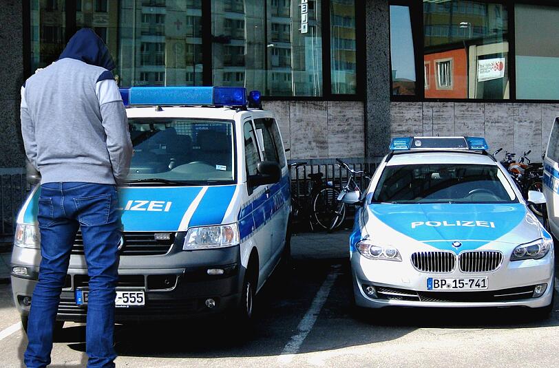Der Mann bieselte gegen eines der Polizeiautos am Hauptbahnhof.