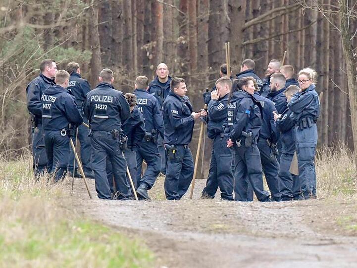 Polizisten im brandenburgischen Kummersdorf: Auf der Suche nach Rebecca wurde eine großangelegte Suchaktion eingeleitet.