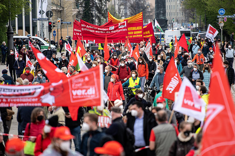 Zahlreiche Teilnehmer ziehen auf einer Kundgebung des Deutschen Gewerkschaftsbundes (DGB) unter dem Motto "Solidarität ist Zukunft" zum Königsplatz.