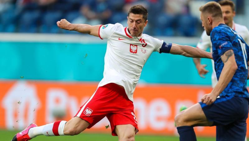 Die Polen um Weltfußballer Robert Lewandowski (l) taten sich schwer.