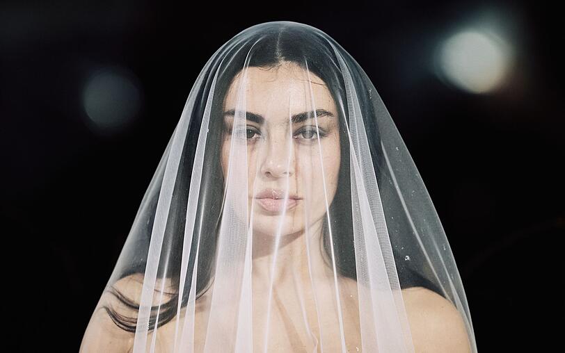 Charli XCX präsentiert sich auf "Music, Fashion, Film" mit einem neuen Image. Charli XCX präsentiert sich auf "Music, Fashion, Film" mit einem neuen Image.