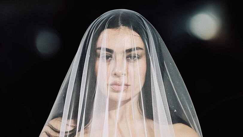 Charli XCX präsentiert sich auf "Music, Fashion, Film" mit einem neuen Image. Charli XCX präsentiert sich auf "Music, Fashion, Film" mit einem neuen Image.