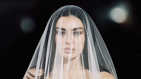 Charli XCX pr&auml;sentiert sich auf "Music, Fashion, Film" mit einem neuen Image.