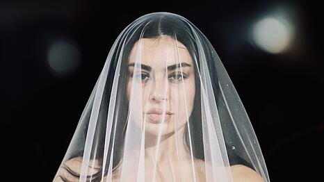 Charli XCX pr&auml;sentiert sich auf "Music, Fashion, Film" mit einem neuen Image.