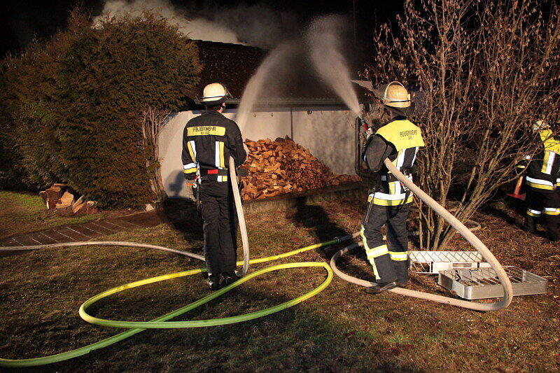 Zu einem Garagenbrand in Dörfl wurden mehrere Feuerwehren alarmiert. Das Feuer ist vermutlich im Dachbereich der Garage ausgebrochen und griff auf das Wohnhaus über.