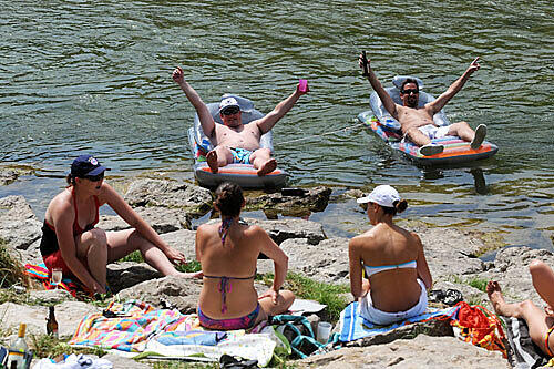 Badeplatz gesucht: An den Wochenenden weiß man gar nicht mehr, wo man zum Baden hin soll, weil alles so überfüllt ist. Nur an der Isar im Norden ist es noch einigermaßen erträglich. Allerdings muss man da schon bis mindestens Unterföhring oder noch weiter radeln.