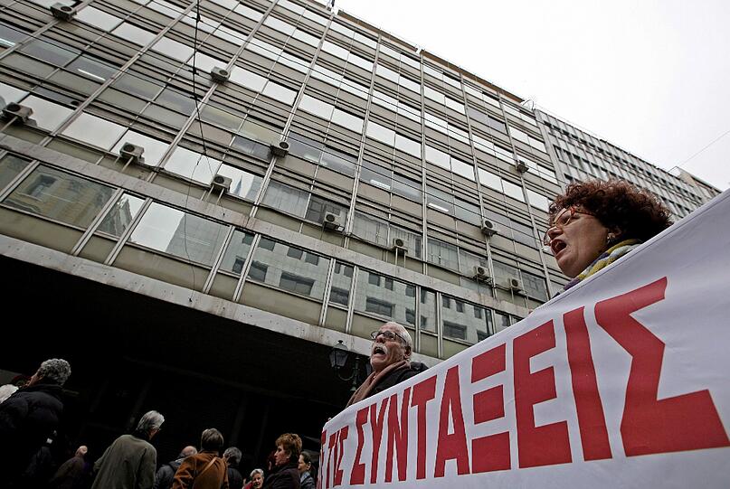 Krise, Krawalle, Streiks, Ausschreitungen: Griechenland kommt nicht zur Ruhe, die Proteste spitzen sich zu - der Sparzwang ersticke das Land, meinen viele Europaparlamentarier