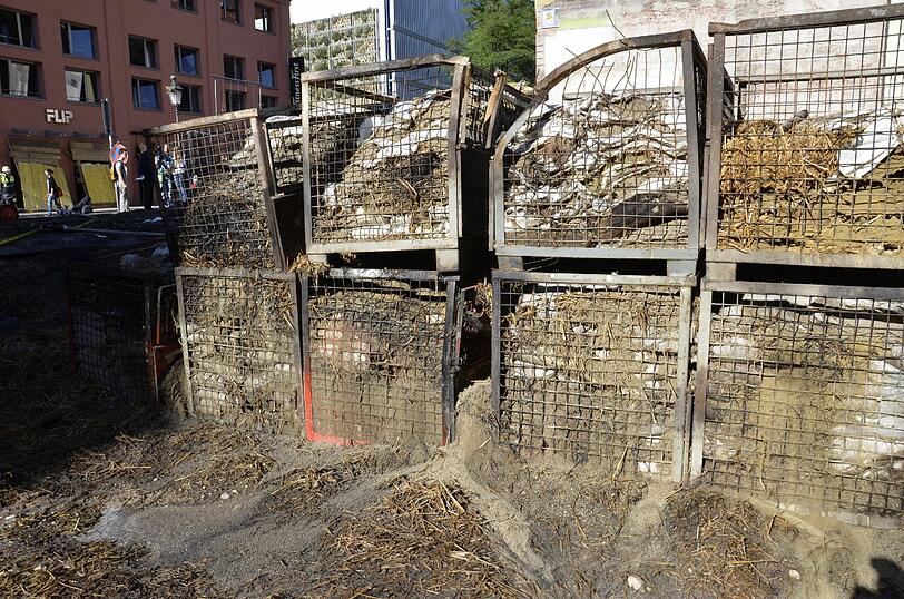 Schwabing am Tag nach der Bombensprengung: Die Spuren der Detonation sind deutlich zu erkennen, teilweise hat sie schwere Schäden verursacht. Derzeit werden die Schäden an den Gebäuden der Umgebung erfasst.