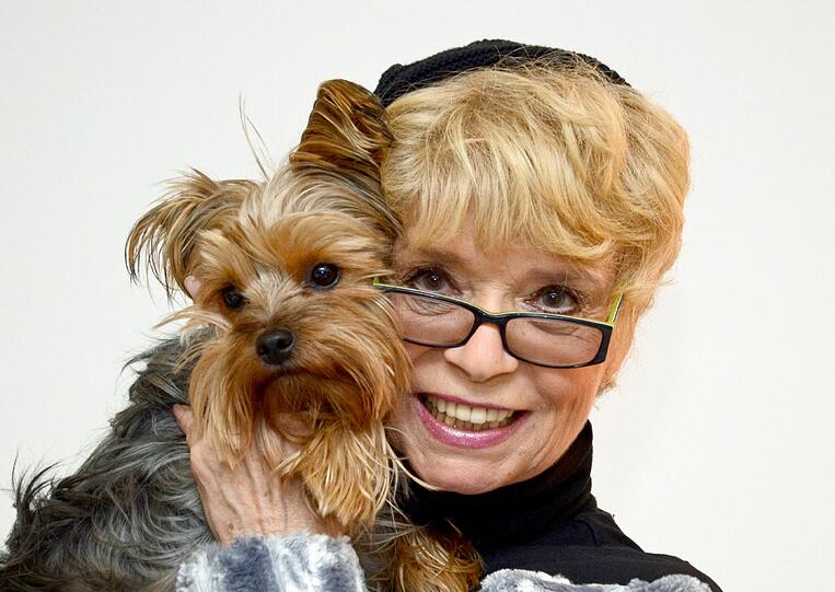 Ingrid Steeger mit ihrer Yorkshire Hündin Eliza Doolittle