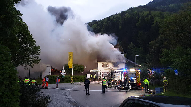 Die Feuerwehr musste am Samstagmorgen ein Feuer in einem Wirtshaus in Bad Reichenhall löschen. Die Bilder.