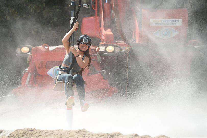 Während der Challenge. So schön reitet nur Ela auf dem Feuerwehrschlauch.