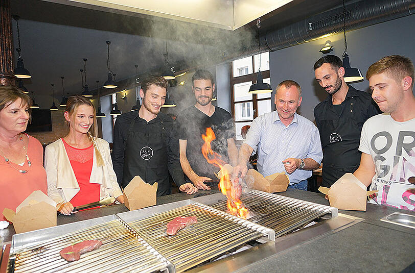 Das Grillen als gruppendynamisches Erlebnis (v. l.): Nadine, Restaurantleiter Patrick Pfeiffer, Daniel, Jens, Griller Momir und Stefan. 	Foto: Daniel von Loeper