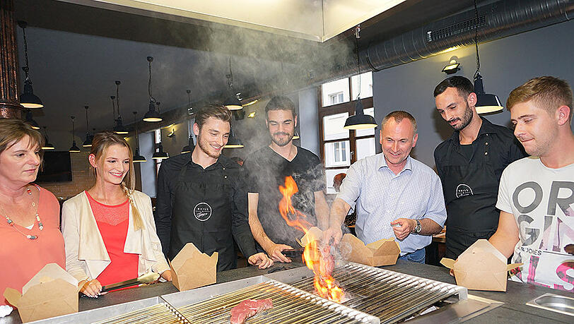 Das Grillen als gruppendynamisches Erlebnis (v. l.): Nadine, Restaurantleiter Patrick Pfeiffer, Daniel, Jens, Griller Momir und Stefan. Foto: Daniel von Loeper Das Grillen als gruppendynamisches Erlebnis (v. l.): Nadine, Restaurantleiter Patrick Pfeiffer, Daniel, Jens, Griller Momir und Stefan. Foto: Daniel von Loeper
