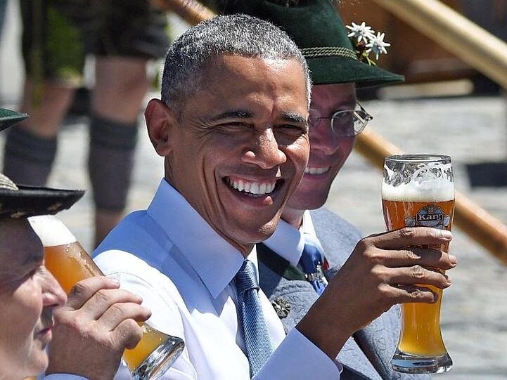 Der damalige US-Präsident Barack Obama prostet beim G7-Treffen mit einem Weißbier. Foto: Tobias Hase/Archivbild