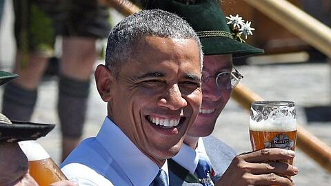 Der damalige US-Präsident Barack Obama prostet beim G7-Treffen mit einem Weißbier. Foto: Tobias Hase/Archivbild