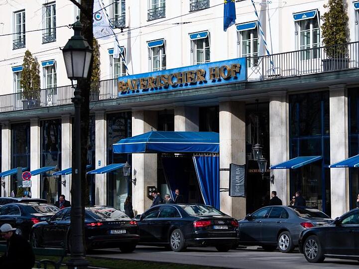 Limousinen stehen vor Beginn der Münchner Sicherheitskonferenz vor dem Hotel "Bayerischer Hof". Laut eigenen Angaben wollte der 50-jährige Iraker mit seiner Suizid-Aktion auf die Lage in seinem Heimatland aufmerksam machen.